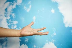 símbolo de la mano aislado del fondo del cielo. concepto de lenguaje de señas foto