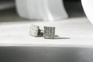 hermosos aretes de diamantes. primer plano de aretes de diamantes blancos. foto