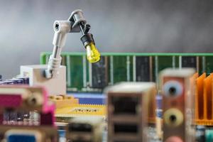 máquina industrial y brazo robótico. moderno brazo robótico de alta tecnología con procesador. foto