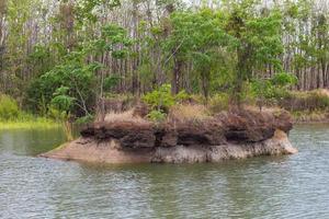 isla de roca por la erosión del agua foto