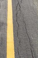 línea amarilla rota de asfalto foto