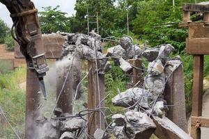 Pilar de puente de hormigón de demolición foto