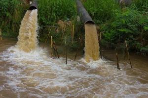 el flujo de agua detiene el alcantarillado. foto