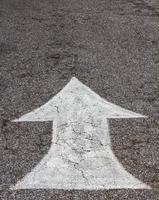asfalto flecha blanca foto