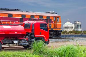 camiones de bomberos, edificios ferroviarios. foto