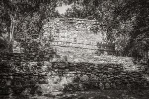 antiguo sitio maya con templo ruinas pirámides artefactos muyil mexico. foto