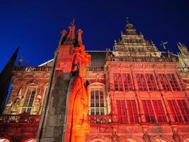 la ciudad de bremen en la noche foto