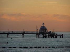 puesta de sol en la playa de zingst foto