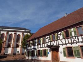 la pequeña ciudad de kandel en el pfalz alemán foto