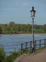 el río rin y la ciudad de rees foto