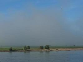 el río rin cerca de wesel por la mañana foto