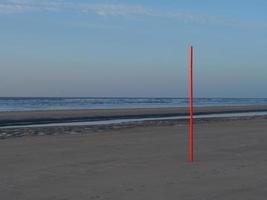 puesta de sol en la playa de juist island foto