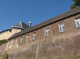 maastricht y kessel en el río maas foto