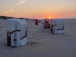 puesta de sol en la isla de juist foto