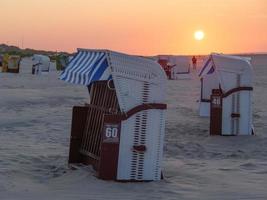 puesta de sol en la isla de juist foto