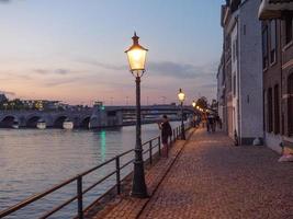 la ciudad de maastricht en el río maas foto