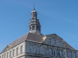 la ciudad de maastricht en el río maas foto