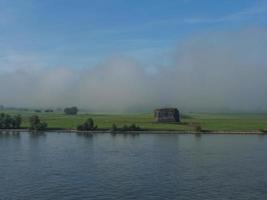 el río rin cerca de wesel por la mañana foto