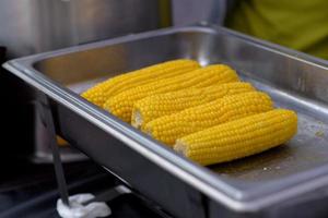 barbacoa de maíz con salsa dulce y picante. el maíz a la parrilla es una comida popular en los festivales japoneses.