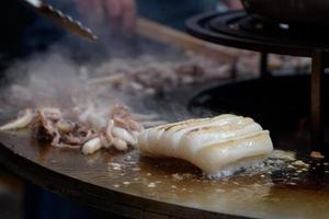 cocinar camarones, brochetas de gambas a la parrilla en el festival de comida callejera - cerrar foto