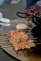 cocinar camarones, brochetas de gambas a la parrilla en el festival de comida callejera - cerrar foto