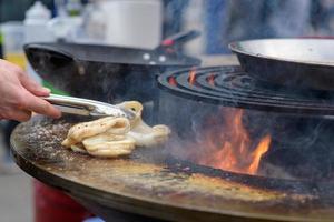 cocinar camarones, brochetas de gambas a la parrilla en el festival de comida callejera - cerrar foto