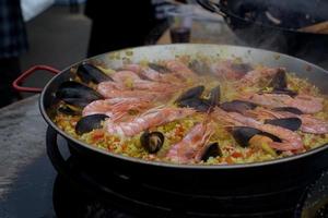 paella española preparada en el restaurante de la calle foto