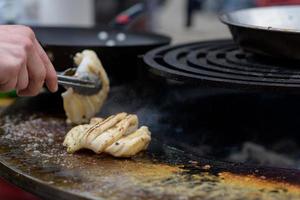 cocinar camarones, brochetas de gambas a la parrilla en el festival de comida callejera - cerrar foto