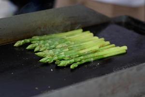 espárragos asados en un puño de comida callejera. foto