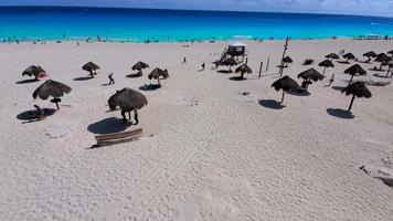 cancun, mexiko - 2. januar 2022 - cancun, playa delfines, delphinstrand, spitzname el mirador, the lookout, einer der schönsten öffentlichen strände an der riviera maya video