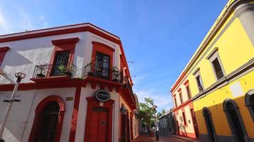 mazatlán, méxico, 10 de septiembre de 2021 - mazatlán, coloridas calles de la ciudad vieja en el centro histórico de la ciudad cerca del paseo marítimo del malecón, zona hotelera de la costa del océano y catedral central de la basílica de mazatlán video