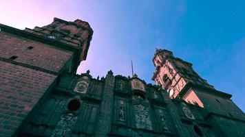méxico, michoacán, famosa y escénica catedral de morelia ubicada en la plaza de armas en el centro histórico de la ciudad video