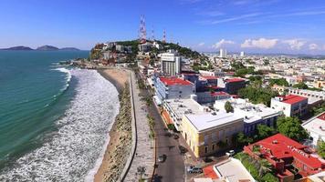 mazatlan, mexique-10 mars 2020 - vue aérienne de la promenade maritime de mazatlan, el malecon, avec belvédères sur l'océan, plages touristiques et paysages pittoresques. il relie le vieux mazatlan à la zone hôtelière zona hotelera