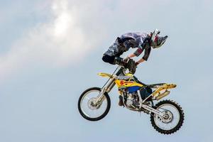 madera de paddock, kent. Reino Unido, 2005. Motociclista acrobático en la granja de lúpulo. foto