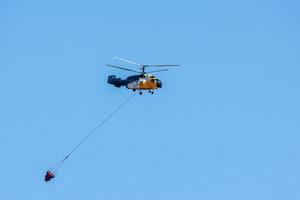 Chipre, Grecia, 2009. Helicóptero sobrevolando una presa para recoger agua
