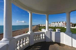 bexhill on sea, east sussex, reino unido, 2008. vista desde una columnata en los terrenos del pabellón de la warr foto