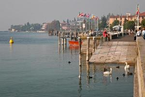 sirmione, italia, 2006. vista del lago de garda y la costa foto