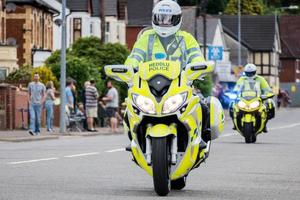 Cardiff, Gales, Reino Unido, 2015. Motociclistas de la policía en el evento de ciclismo Velothon foto
