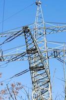 torre de electricidad con líneas eléctricas bajo el cielo azul foto