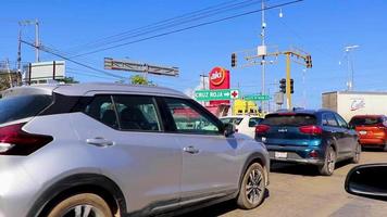 tulum méxico 02 fevereiro de 2022 carros de trânsito de rua coloridos típicos palmas de tulum méxico. video