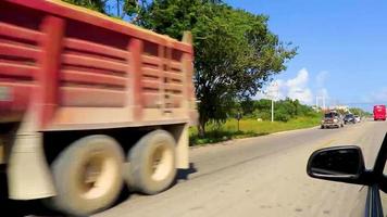 tulum mexiko 02. februar 2022 typische bunte straße straßenverkehr autos palmen von tulum mexiko. video