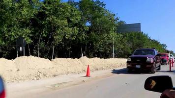 tulum méxico 02 fevereiro de 2022 carros de trânsito de rua coloridos típicos palmas de tulum méxico. video