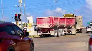 tulum mexico 02. febrero 2022 camiones volquete y otros vehiculos industriales en tulum mexico. video