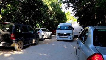 tulum mexiko 02. februar 2022 typische bunte straße straßenverkehr autos palmen von tulum mexiko. video