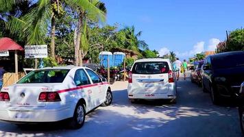 tulum méxico 02 fevereiro de 2022 carros de rua de praia coloridos típicos palmas de tulum méxico. video