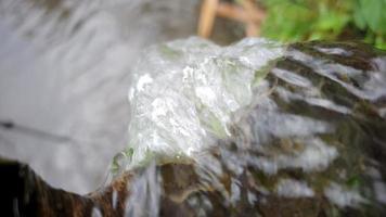 imagens de nascente de água através de bambu na zona rural. água natural. arquivo 3