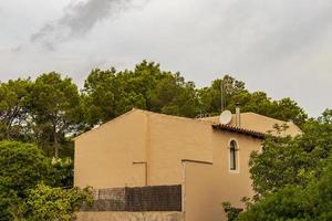 casa típica con jardín naturaleza en la isla mallorca españa. foto