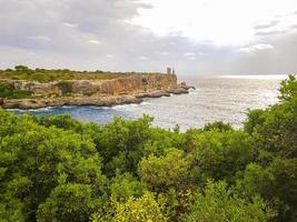 vista panorámica sobre la bahía y torre den beu cala figuera. foto