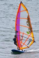 Funchal, Madeira, Portugal, 2008. Windsurfista en el puerto. foto