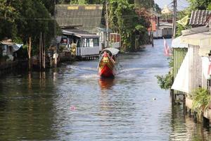 el bote de cola larga navega en el canal, bangkok, tailandia. foto